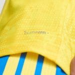 Camiseta versión jugador para adulto de la primera equipación de la Selección Colombia 2026. Diseño oficial color amarillo.