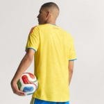 Camiseta versión jugador para adulto de la primera equipación de la Selección Colombia 2026. Diseño oficial color amarillo.