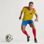 Camiseta versión jugador para adulto de la primera equipación de la Selección Colombia 2026. Diseño oficial color amarillo.