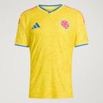 Camiseta versión jugador para adulto de la primera equipación de la Selección Colombia 2026. Diseño oficial color amarillo.