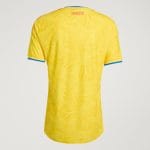 Camiseta versión jugador para adulto de la primera equipación de la Selección Colombia 2026. Diseño oficial color amarillo.
