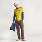 Camiseta versión jugador para adulto de la primera equipación de la Selección Colombia 2026. Diseño oficial color amarillo.