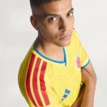 Camiseta versión jugador para adulto de la primera equipación de la Selección Colombia 2026. Diseño oficial color amarillo.