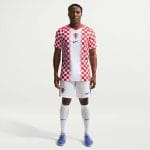 Camiseta de fútbol versión jugador de la primera equipación de Croacia para el Mundial 2026 para adulto.