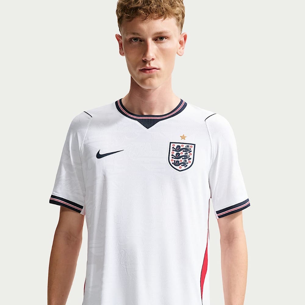 Camiseta Versión Jugador Inglaterra 2026 Camiseta de fútbol de Inglaterra 2026, primera equipación, versión jugador para adulto. Diseño oficial de los Tres Leones.