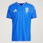 Camiseta de fútbol de Italia para adulto, versión jugador de la primera equipación temporada 2026. Diseño ajustado y transpirable.