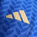 Camiseta de fútbol de Italia para adulto, versión jugador de la primera equipación temporada 2026. Diseño ajustado y transpirable.