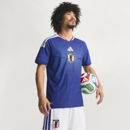 Camiseta de fútbol versión jugador de la primera equipación de Japón para la temporada 26/27. Talla de adulto.