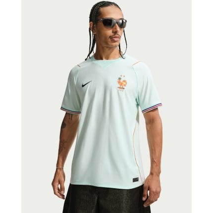 Camiseta de fútbol visitante de la selección de Francia para 2026. Segunda equipación oficial para adulto en color blanco y azul.