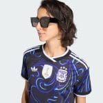 Camiseta visitante de mujer de la selección Argentina para 2026. Segunda equipación oficial de la albiceleste para aficionadas.