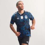Camiseta de fútbol visitante de Argentina 2026, versión jugador para hombre. Diseño oficial de la segunda equipación albiceleste.