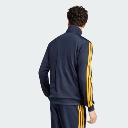 Chándal negro de entrenamiento del Real Madrid 2026 para adulto. Conjunto oficial de chaqueta y pantalón de la equipación de viaje.