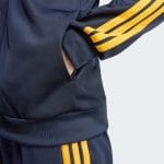 Chándal negro de entrenamiento del Real Madrid 2026 para adulto. Conjunto oficial de chaqueta y pantalón de la equipación de viaje.