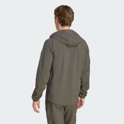 Chaqueta oficial de adulto del Real Madrid, modelo Competition para la temporada 2027. Prenda de entrenamiento y paseo.