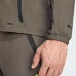 Chaqueta oficial de adulto del Real Madrid, modelo Competition para la temporada 2027. Prenda de entrenamiento y paseo.
