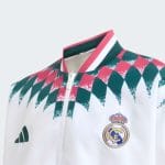 Chaqueta del Real Madrid para adulto, modelo Stadium. Prenda oficial de la primera equipación para antes del partido.
