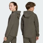Chaqueta de entrenamiento verde del Real Madrid para niño. Prenda oficial del club, ideal para los pequeños aficionados madridistas.