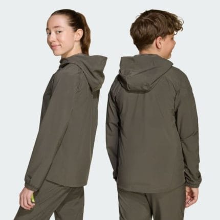 Chaqueta de entrenamiento verde del Real Madrid para niño. Prenda oficial del club, ideal para los pequeños aficionados madridistas.