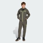 Chaqueta de entrenamiento verde del Real Madrid para niño. Prenda oficial del club, ideal para los pequeños aficionados madridistas.
