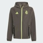 Chaqueta de entrenamiento verde del Real Madrid para niño. Prenda oficial del club, ideal para los pequeños aficionados madridistas.