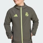 Chaqueta de entrenamiento verde del Real Madrid para niño. Prenda oficial del club, ideal para los pequeños aficionados madridistas.