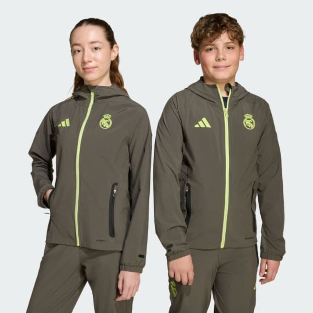 CHAQUETA VERDE REAL MADRID NIÑO REAL MADRID 27 Chaqueta de entrenamiento verde del Real Madrid para niño. Prenda oficial del club, ideal para los pequeños aficionados madridistas.