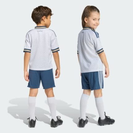 Conjunto infantil de la segunda equipación de Italia 2026, con camiseta y pantalón corto para niño.