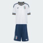 Conjunto infantil de la segunda equipación de Italia 2026, con camiseta y pantalón corto para niño.