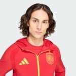 Cortavientos oficial de fútbol de la Selección de España 2026 para adulto. Chaqueta ligera de la nueva equipación de La Roja.
