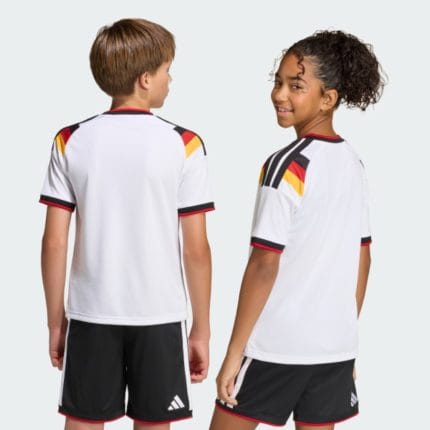 Primera equipación de fútbol de Alemania 2026 para niño. Conjunto oficial de camiseta y pantalón corto para jóvenes aficionados.