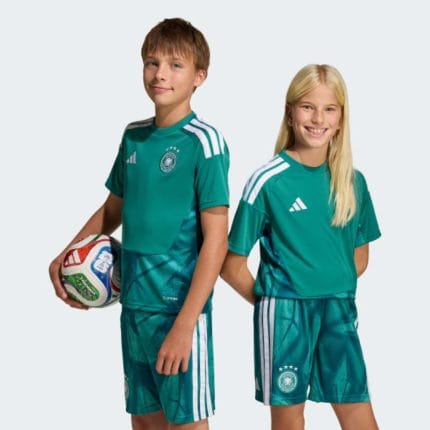 Equipación completa de portero para niño de la selección de Alemania 2026. Incluye camiseta de manga larga y pantalón corto.