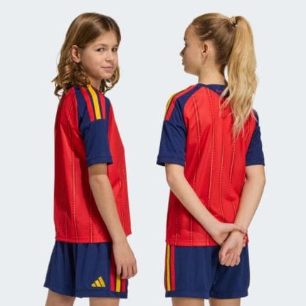 Equipación de niño de la primera camiseta de España para el Mundial 2026. Uniforme oficial color rojo para los más pequeños.