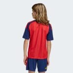 Equipación de niño de la primera camiseta de España para el Mundial 2026. Uniforme oficial color rojo para los más pequeños.