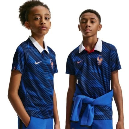 Equipación de niño de la primera equipación de Francia para el Mundial 2026. Camiseta y pantalón oficial para niños.