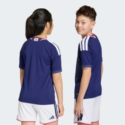 Primera equipación de fútbol para niño de la selección de Japón para la temporada 2026/27. Incluye camiseta y pantalón corto.