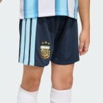 Equipación de niño de la primera camiseta de Argentina 26 de Messi. Kit infantil albiceleste con el dorsal 10 del campeón del mundo.