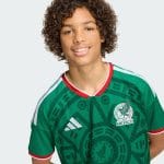 Equipación de fútbol para niño de México 2026, primera equipación oficial. Camiseta y pantalón verde para el Mundial.