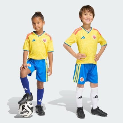 Primera equipación de fútbol de Colombia 2026 para niños. Conjunto oficial con la camiseta amarilla y el pantalón azul.