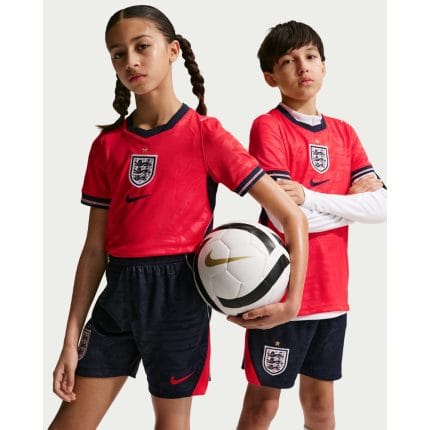 Segunda equipación de fútbol roja para niño de Inglaterra 2026. Conjunto oficial para los pequeños aficionados de la selección.