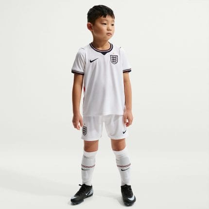 Vista frontal de la camiseta de fútbol para adulto de la primera equipación Stadium de la selección de Inglaterra para 2026.