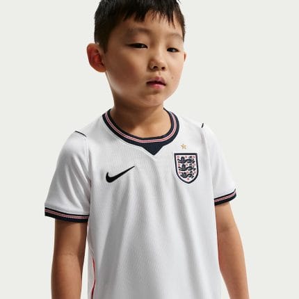 Vista frontal de la camiseta de fútbol para adulto de la primera equipación Stadium de la selección de Inglaterra para 2026.