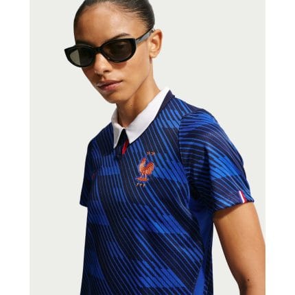 Primera equipación Stadium de la Selección de Francia 2026 para adulto. Camiseta oficial de Les Bleus para el Mundial.