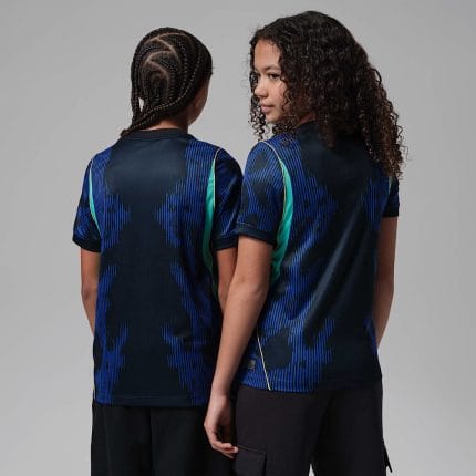 Segunda equipación de fútbol para niños de Brasil 2026. Camiseta y pantalón de visitante oficial para los más jóvenes aficionados.