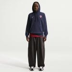 Sudadera oficial del Atlético de Madrid modelo Club para adulto. Prenda de aficionado con el escudo del equipo bordado en el pecho.