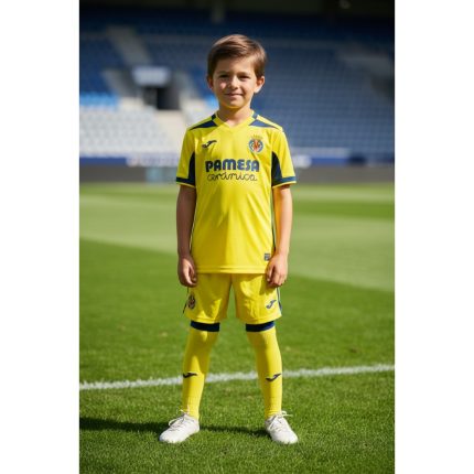 Primera equipación oficial del Villarreal CF para niños de la temporada 2026/2027. Kit completo de camiseta y pantalón amarillo.