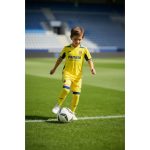 Primera equipación oficial del Villarreal CF para niños de la temporada 2026/2027. Kit completo de camiseta y pantalón amarillo.