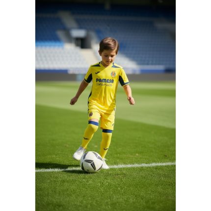 Primera equipación oficial del Villarreal CF para niños de la temporada 2026/2027. Kit completo de camiseta y pantalón amarillo.