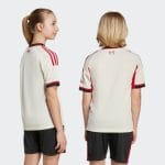 Segunda equipación de fútbol del Liverpool FC para niños, temporada 25/26. Kit de visitante infantil oficial de los Reds.