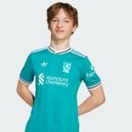 Tercera equipación para niños del Liverpool FC temporada 25/26. Camiseta oficial de fútbol infantil del Liverpool.