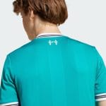 Tercera equipación para niños del Liverpool FC temporada 25/26. Camiseta oficial de fútbol infantil del Liverpool.